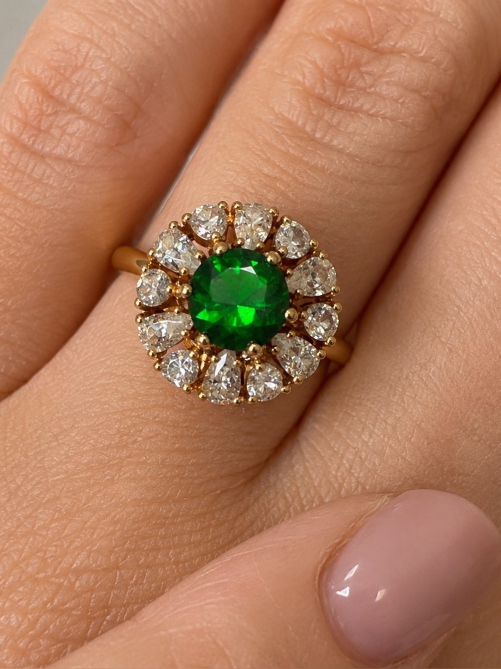 Elegant Green and Gold Women's Ring